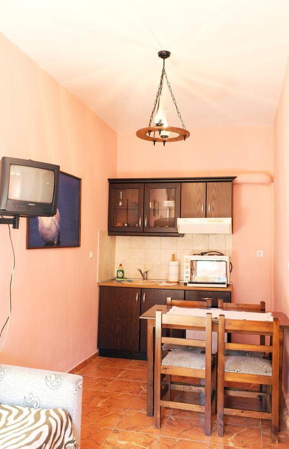 بحيرة كيركيني Morfi Hotel الغرفة الصورة